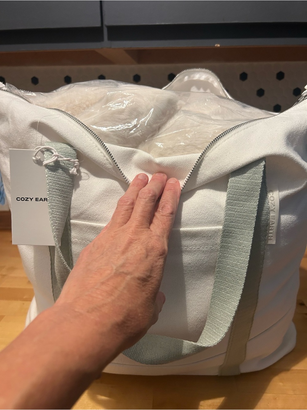 NWT Cozy Earth Bubble Cuddle Blanket -  Creamy Plush Throw - Picture 9 of 10
